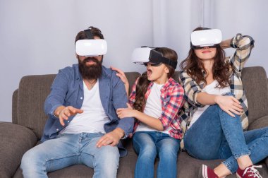 Dijital gelecek ve yenilik. Modern hayat. Baba, anne ve çocuk kablosuz internet gözlüğü..
