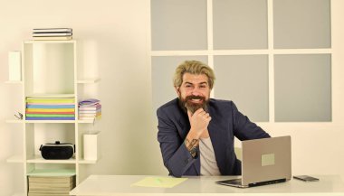 Kendinden emin ve başarılı. Dizüstü bilgisayar kullanan ya da uygulamada çalışan bir adam. Yakışıklı adam evde dizüstü bilgisayar kullanıyor. Adam işi için araştırma yapıyor. İnternet alışveriş sitesine bakıyorum. Evde rahatlama