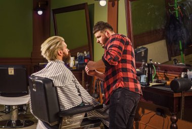 Sakal kesiyorum. Berber dükkanı servisi. Mükemmel berber saç kesimini aceleye getirmez. Kuaförü ziyaret et. Güzellik rutini. Formunu koruyor. Adam berber koltuğuna oturur. Kuaför salonu. Berber dükkanı müşterisi