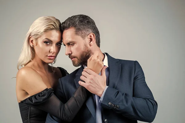 Mooie avond. sexy verliefd stel. man omhelst vrouw. Een formeel stel. zelfverzekerde zakenman met dame. succes voor zakenpartners. mode en schoonheid. romantische relatie van jongen en meisje — Stockfoto