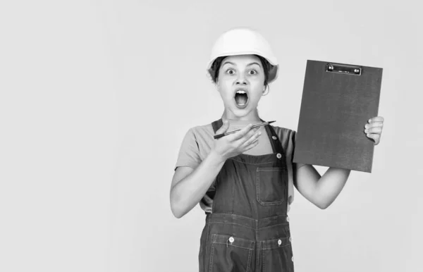 Щасливий інженер дитини з текою в жорсткому капелюсі, архітектура — стокове фото