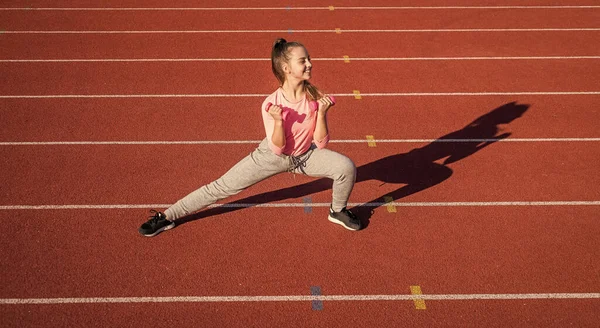 Egészséges gyermek lány edzés súlyzók stadion futópálya, teljesítmény — Stock Fotó