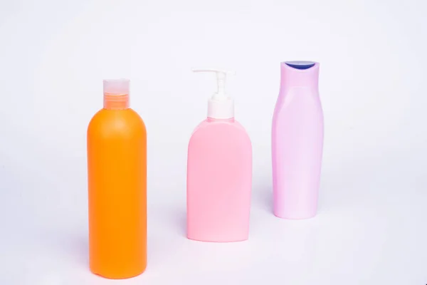 Plastic toiletry containers for liquid cosmetic products in row isolated on white, bottles — Φωτογραφία Αρχείου