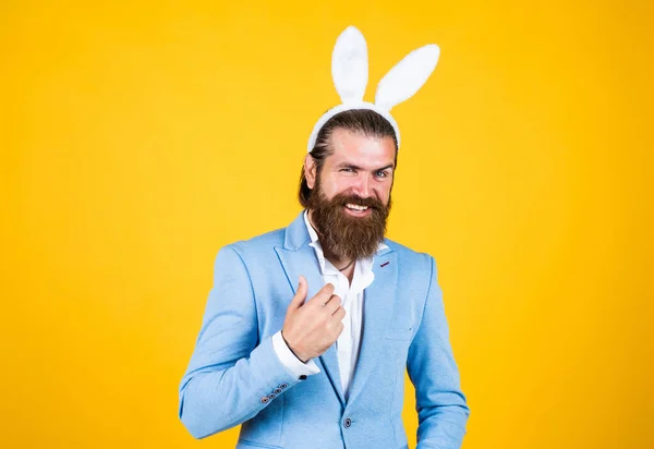 Easter is coming. happy easter. bearded man wear bunny ears. Egg hunt. spring holiday celebration. funny male hipster. brutal man having fun. mature male wear rabbit ears. easter bunny man — Φωτογραφία Αρχείου