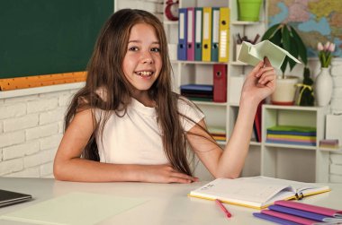 Tahtası ve eğitimi olan mutlu bir çocuk.