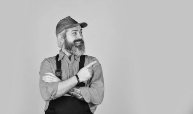 Çılgın tamirci konsepti. Adam liilersuit giyiyor. Tulumlu sakallı işçi. Kendine güvenen bir tamirci. Tamircinin Portresi. Depoda çalışan bir işçi. Kafkasyalı işçiler depoda. Boşluğu kopyala