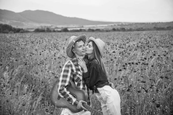 Leidenschaftliche Liebe. Sommerferien. glückliche Familie. Countrymusik. Frühling Naturschönheit. Romantik. Romantische Beziehung. Ein verliebtes Paar auf der Gitarre. Mann und Frau im Mohnblumenfeld — Stockfoto