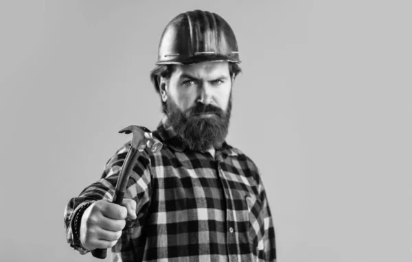 Pohledný vousatý chlap s vousy a knírkem držet kladivo, selektivní zaměření, stavitel — Stock fotografie