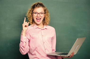 Online okul. İnternette çalış. Öğretmen defterinin yazı tahtası arkaplanı. İnternette sörf yapan kadın. Dijital teknoloji. Modern meslek. BTMM öğrencisi. İstihbarat ve programlama. Çevrimiçi ders veriyorum