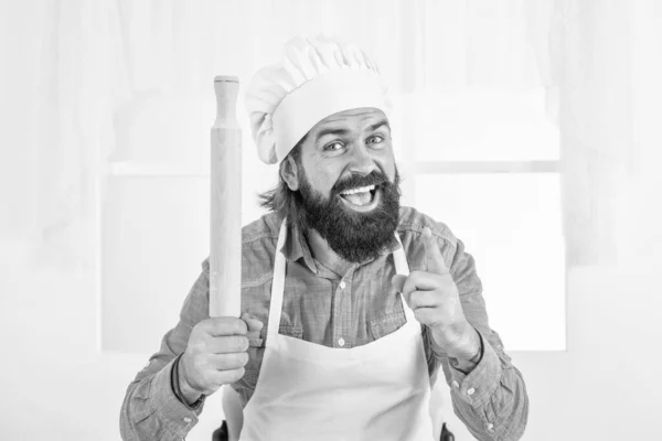 Чоловік готує їжу на домашній кухні, поради — стокове фото