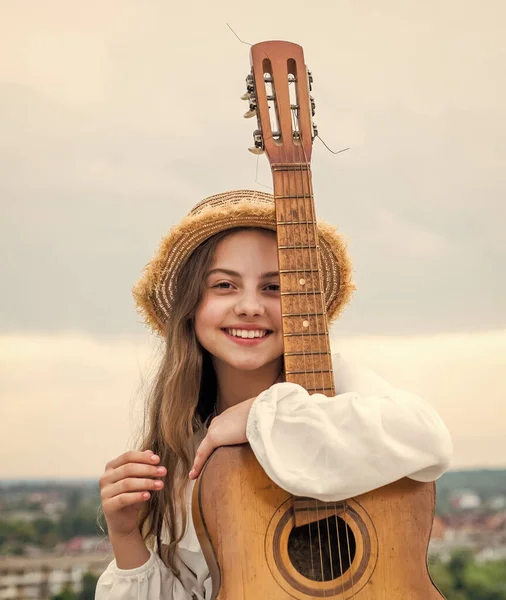 Élégant enfant fille jouer de la guitare en plein air, musique country — Photo