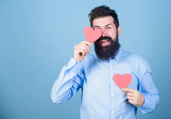 Ünnepeld a szerelmet. Vonzó fickó, szakállal és bajusszal, romantikus hangulatban. Szerelmet érzek. Randi és kapcsolat koncepció. Szerelembe esni. Boldog a szerelemben. Férfi szakállas hipster szív valentin kártya — Stock Fotó