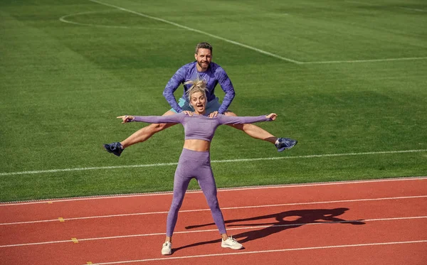 Fitness casal formação em conjunto na pista de corrida estádio ao ar livre vestindo sportswear, esporte — Fotografia de Stock
