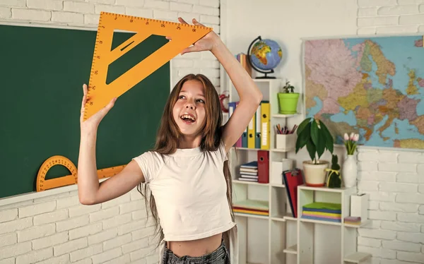 Девочка-подросток с линейкой треугольника. обратно в школу. концепция образования. измерение угла. — стоковое фото
