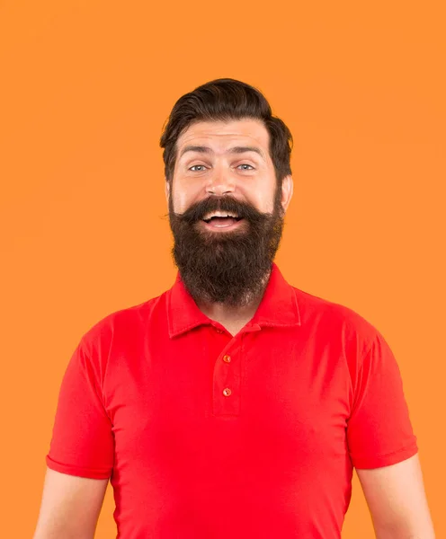 Με αυτοπεποίθηση και όμορφος γενειοφόρος άντρας σε πορτοκαλί φόντο. περιποίηση μαλλιών και γενειάδας. — Φωτογραφία Αρχείου