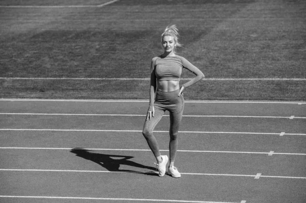 Mujer atlética en ropa de fitness en el estadio, deporte — Foto de Stock