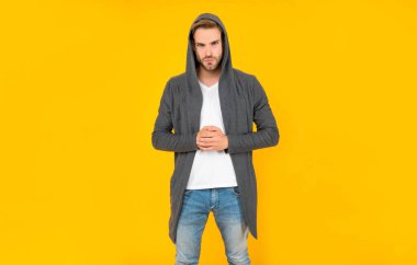 Kendine güvenen ve yakışıklı, tıraşsız adam. Erkek modası. Erkeklerin güzelliği.