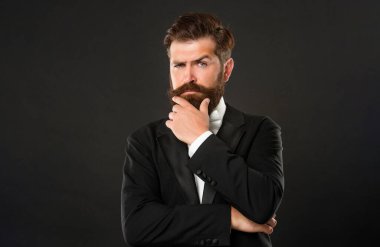 Siyah arka planda smokin giyen sakallı iş adamı, modacı.