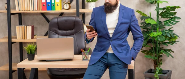 Homem profissional vista cultura usando smartphone no escritório, mobilidade — Fotografia de Stock
