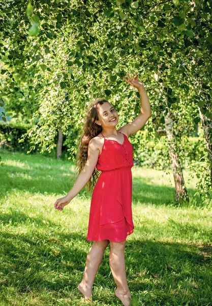Boldog mezítlábas lány piros ruhában élvezi a tiszta természet nyári napon, ökológia és a környezet koncepció — Stock Fotó