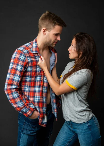 Férfi és szexi nő együtt kockás ing, kapcsolatok — Stock Fotó