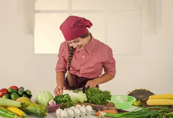 Chica haciendo la cena de verduras, comer — Foto de Stock