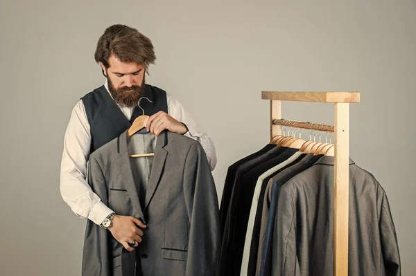 Бородатий чоловік клієнт шукає офіційний костюм, концепція Дня холостяка — стокове фото