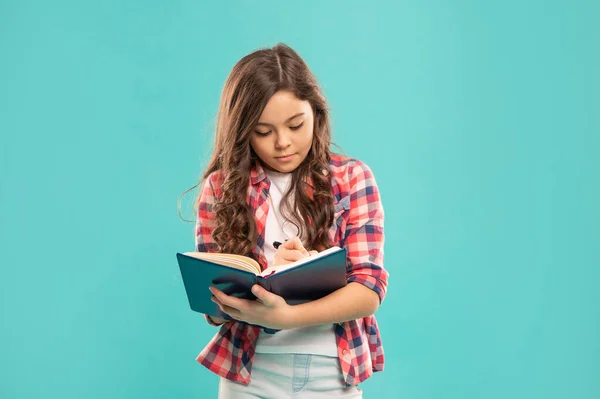 Seria teen girl prendere appunti su sfondo blu, educazione — Foto Stock