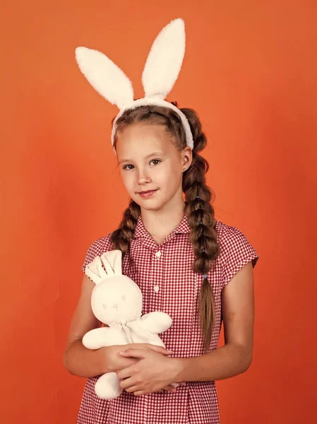Bunny kid hold easter rabbit toy ready for egg hunt, easter fun — Stock Photo, Image