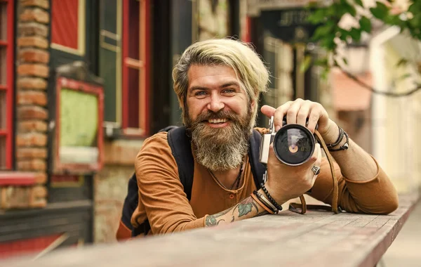 현대 산업. 오래 된 기술이지. 전문 사진 작가는 빈티지 카메라를 사용 한다. 사진 사업. 수염을 기른 사람이 사진을 찍는다. 기자요. 리모 콘 카메라를 든 잔인 한 스타일의 남자 — 스톡 사진