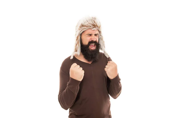 Krzyk brodaty mężczyzna z wąsami w nausznik kapelusz izolowany na białym tle, emocjonalne — Zdjęcie stockowe