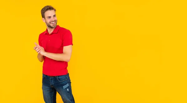 Gelukkige jongeman met baard op gele achtergrond met kopieerruimte. haar- en baardverzorging — Stockfoto