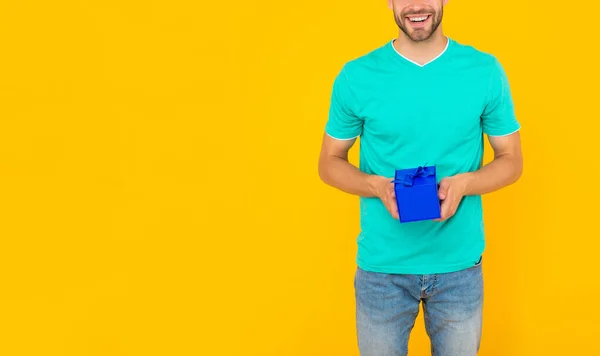 Recadré gars tenir boîte cadeau sur fond jaune avec espace de copie, jour de boxe — Photo