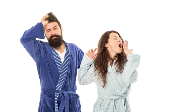 Couple de bâillant homme et femme en robes isolées sur blanc, somnolent — Photo