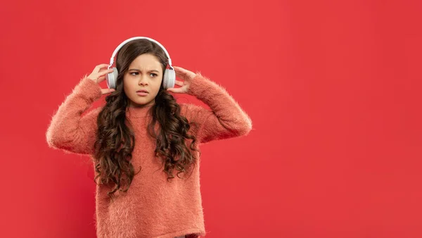 Ernsthafte Kinder tragen Pullover. Ausdruck von Emotionen. Herbstmode. Teenager Mädchen mit Kopfhörern. — Stockfoto