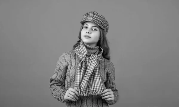 Παιδική ευτυχία. χειμερινές διακοπές. παιδί σε πλεκτό μαντήλι πουλόβερ και καπέλο αισθάνονται άνετα. φορώντας άνετα ρούχα σε κρύα εποχή. Ευτυχισμένο κορίτσι έφηβος φορούν ζεστά ρούχα του χειμώνα — Φωτογραφία Αρχείου