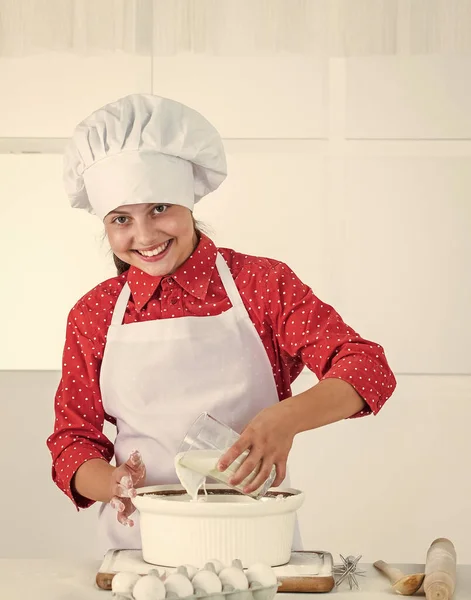 A trabalhar. Alimentação saudável e conceito de estilo de vida. menina fazendo massa de farinha e ovos. dieta e saúde. Escola de culinária. cozinha tradicional. miúdo a divertir-se com comida na cozinha. Criança e cozedura — Fotografia de Stock