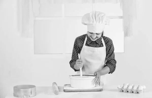 Adolescente padeiro menina em uniforme chef, menu — Fotografia de Stock