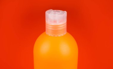 Kozmetik ürünleri sunuyorum. Markasız şampuan reklamı. saç kremi