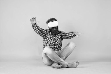 Çok gerçekçi. Gelecekteki teknoloji konsepti. Görsel gerçeklik kavramı. Adam VR kulaklık takarak tecrübe kazanıyor. Sakallı hippi modern teknoloji kullanır. Sanal gerçeklik gözlüklü adam