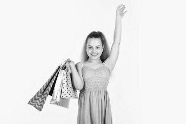 Müşteri ya da alışveriş yapan çocuk beyazda izole edilmiş. Mutlu çocukluk. Alışveriş koliği..