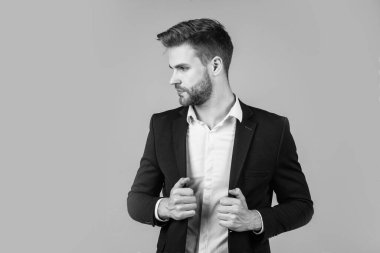 İyi bakımlı bir saç stili. Havalı ve seksi. Erkek güzellik ve moda. Sakallı adam için resmi ofis kostümü. Tıraşsız, kıllı, yakışıklı bir adam. Kuaför konsepti. Genç ve kendinden emin patron.