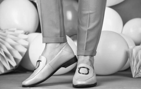 Женские ноги в удобных туфлях мокасины на красочных воздушных шарах, черная пятница — стоковое фото