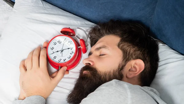 Retrato do homem dormindo com despertador na cama, tempo de sono — Fotografia de Stock