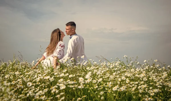 Pareja enamorada de hombre y mujer en el campo de flores de margarita de verano, espacio para copiar, boda — Foto de Stock