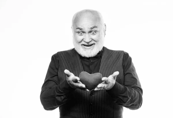 Mijn nieuwe hart. Gezondheidszorg en behandeling. hartproblemen. Een man met een baard heeft hartfalen. blije volwassen man houdt rood hart vast. Valentijnsdag. donortransplantatie. liefde en romantiek — Stockfoto