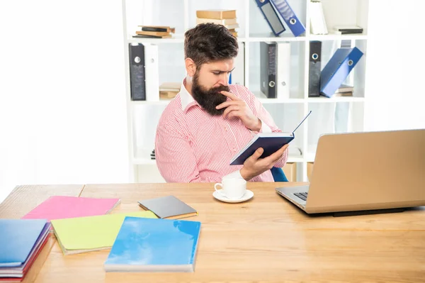 Gerente serio leyendo libro sentado en el escritorio de la oficina — Foto de Stock