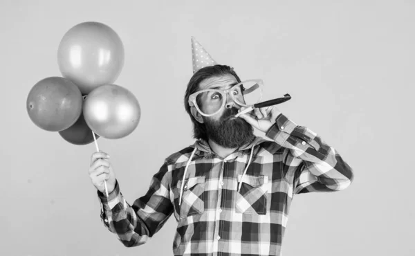 Grande dia para fazer compras. melhor festa para a reforma. homem alegre com barba e bigode. hipster sorrindo com balão. A celebrar a festa feliz. Elementos de festa e objetos de férias. Divertimento multi colorido — Fotografia de Stock