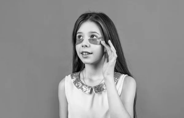 Girl kid använder ögonlapp koreanska kosmetika för ansikte hud skönhet, sjukvård — Stockfoto