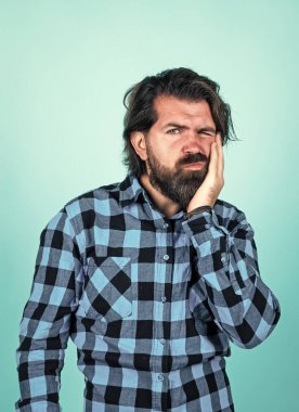 Diş ağrısından muzdarip sakallı adamın ağrısı ve diş problemi var. Stomatoloji.